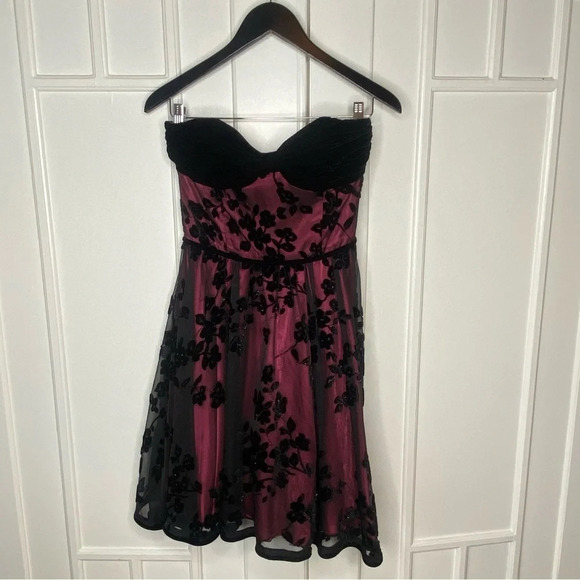 Vintage Betsy’s Johnson strapless dress in  burgundy with black floral overlay - Picture 7 of 15
